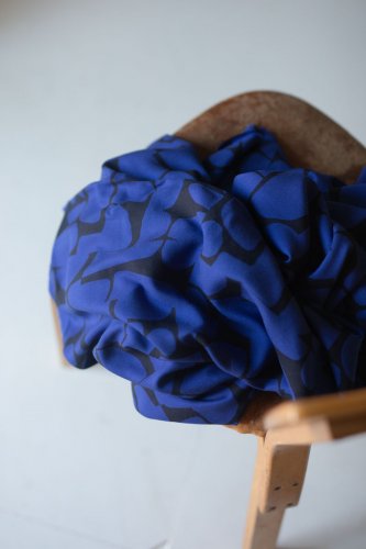 Viskose Crepe mit LENZING™ ECOVERO™ Fasern - Shady Shapes - cobalt blue - Mind the Maker